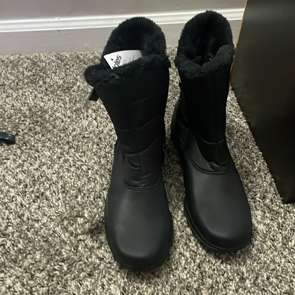 Black snow boots